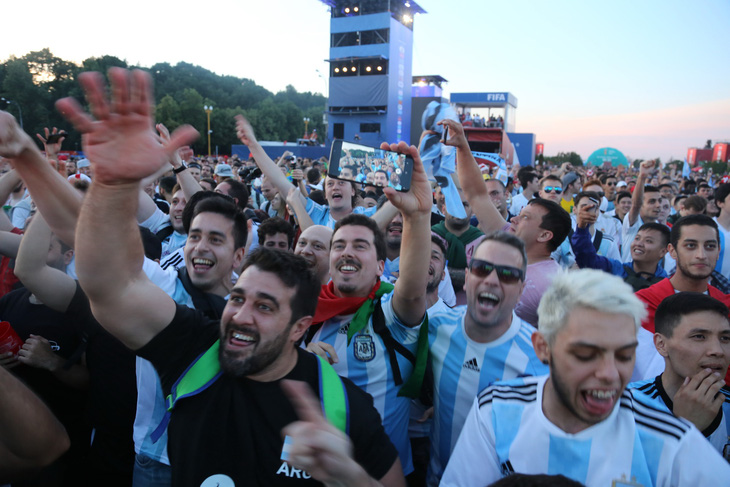 Ở Fan Fest, cổ động viên Argentina gọi tên Messi, Banega và Mascherano - Ảnh 4.
