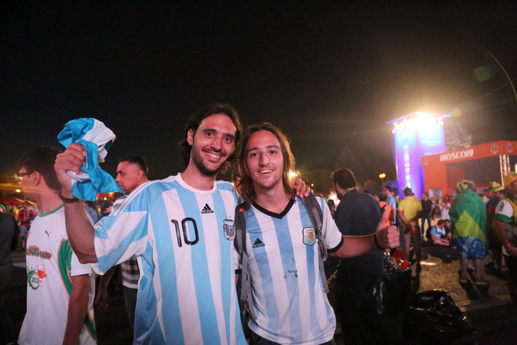Ở Fan Fest, cổ động viên Argentina gọi tên Messi, Banega và Mascherano - Ảnh 2.