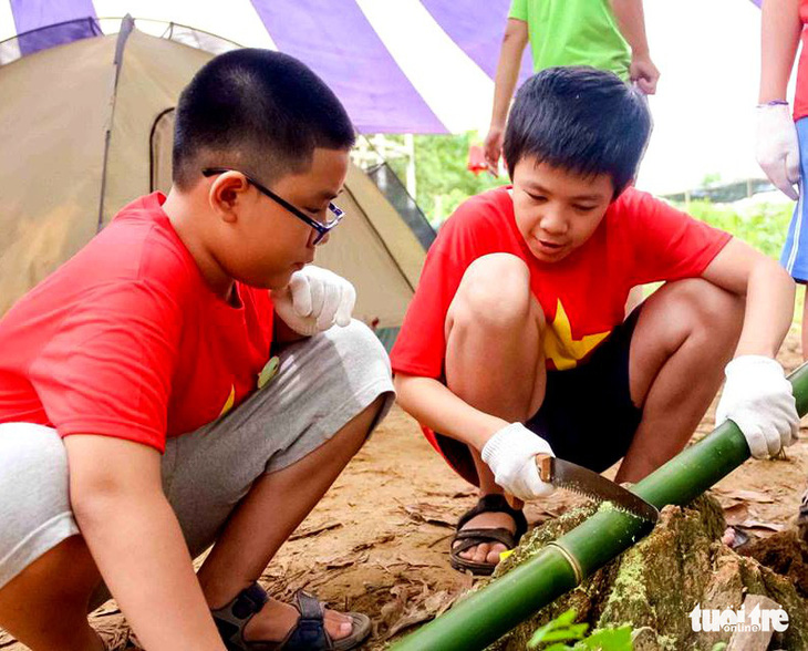 Trẻ trồng rau, cuốc đất trong kỳ nghỉ hè - Ảnh 4.