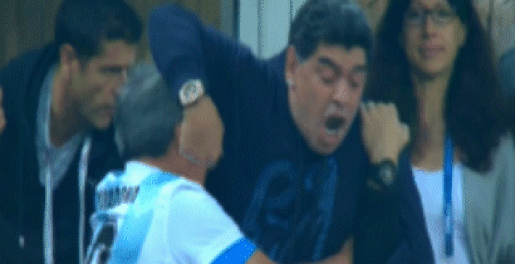 Maradona giơ ngón tay thối sau chiến thắng của Argentina - Ảnh 1.