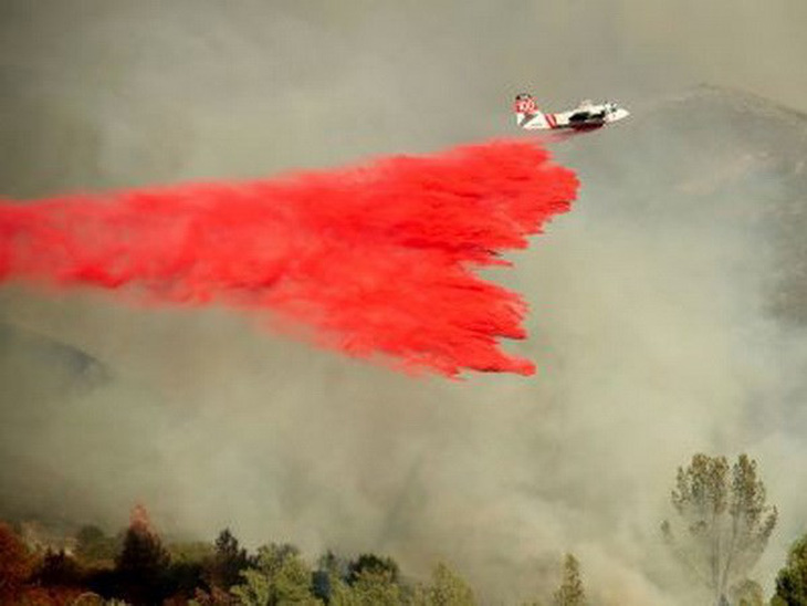 Mỹ: Bang California ban bố tình trạng khẩn cấp do cháy rừng - Ảnh 1.