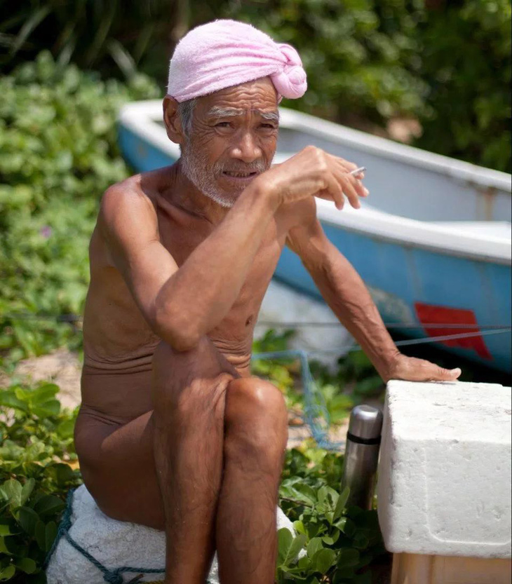 Ông lão sống trần truồng trên đảo hoang một mình gần 30 năm - Ảnh 2.