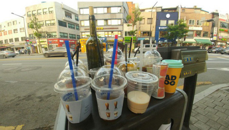 Hàn Quốc thanh tra, xử phạt cửa hàng dùng ly nhựa một lần - Ảnh 1.