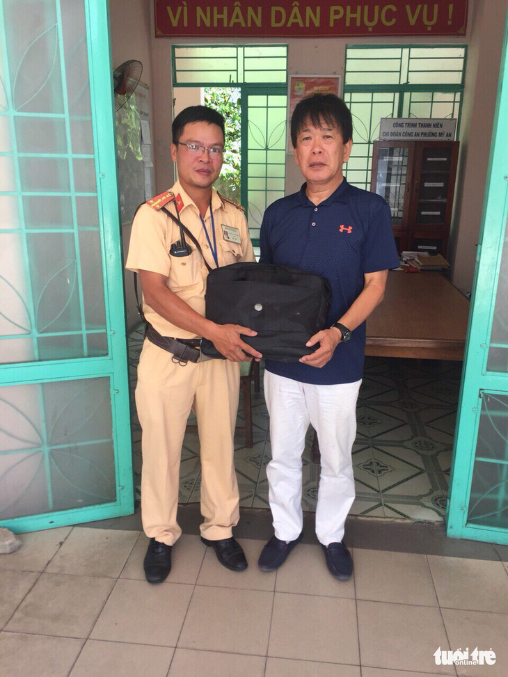 CSGT Đà Nẵng tìm du khách Nhật đánh rơi tài sản để trao trả - Ảnh 1.