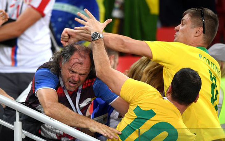 Fan Brazil và Serbia giật tóc, vung cú đấm… trên khán đài - Ảnh 1.