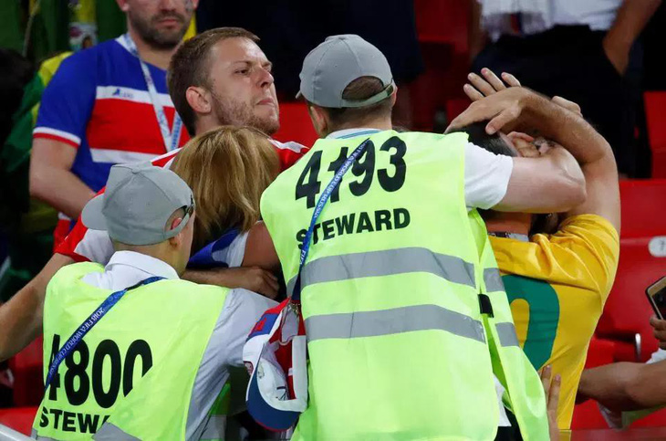 Fan Brazil và Serbia giật tóc, vung cú đấm… trên khán đài - Ảnh 4.