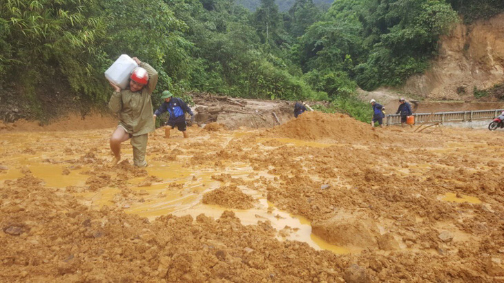 Nhà mạng chiến đấu với trắng sóng hậu lũ quét ở Tây Bắc - Ảnh 2.