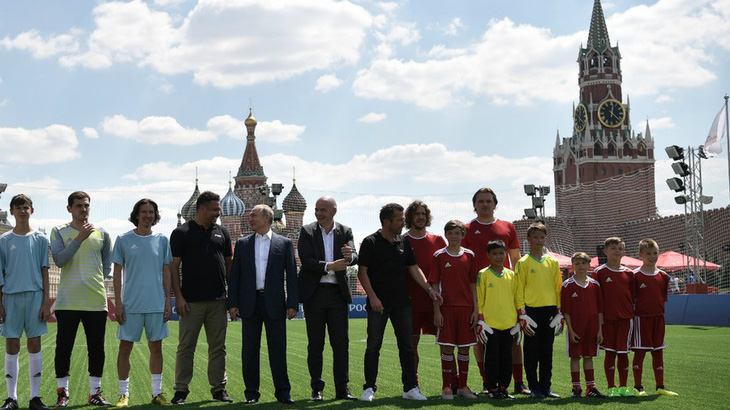 Ông Putin sút bóng ở Quảng trường Đỏ, ông Trump khen World Cup ở Nga - Ảnh 4.