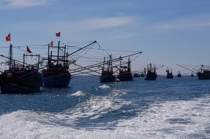 2.000 du khách kẹt ở đảo Lý Sơn, 1.100 tàu cá còn ngoài biển - Ảnh 2.