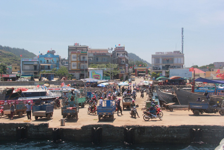 2.000 du khách kẹt ở đảo Lý Sơn, 1.100 tàu cá còn ngoài biển - Ảnh 1.