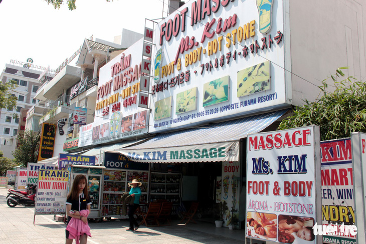 Nở rộ cửa hiệu làm đẹp cho khách Hàn - Ảnh 3.