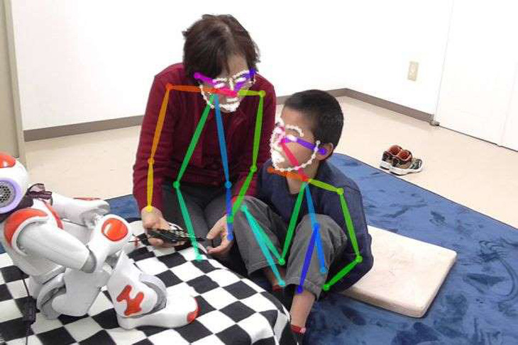 Robot AI giúp trẻ tự kỷ ‘đọc’ cảm xúc người khác tốt hơn - Ảnh 1.
