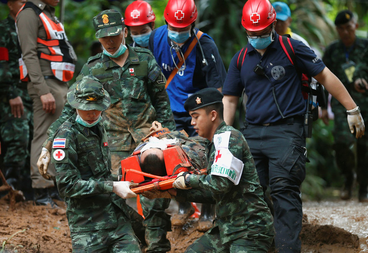 Thái Lan diễn tập đưa người ra từ hang động, sắp cứu được 12 người mất tích? - Ảnh 1.