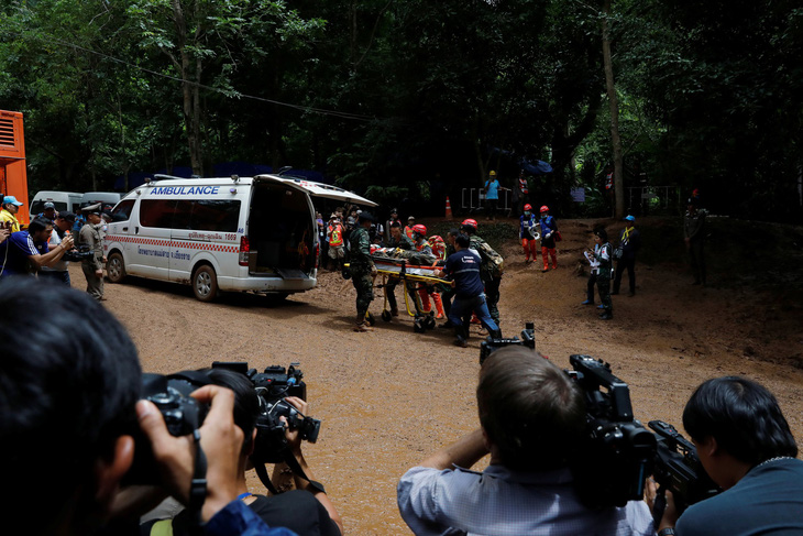 Thái Lan diễn tập đưa người ra từ hang động, sắp cứu được 12 người mất tích? - Ảnh 3.