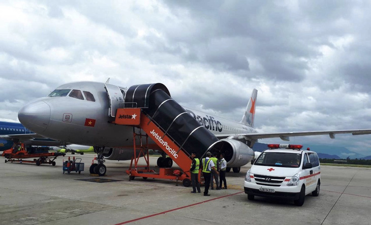 Máy bay Jetstar hạ cánh khẩn cứu hành khách bị ngất xỉu - Ảnh 1.