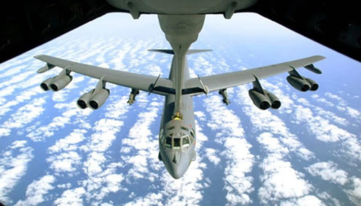 Mỹ điều 2 ‘pháo đài bay’ B-52 bay gần Trường Sa - Ảnh 1.