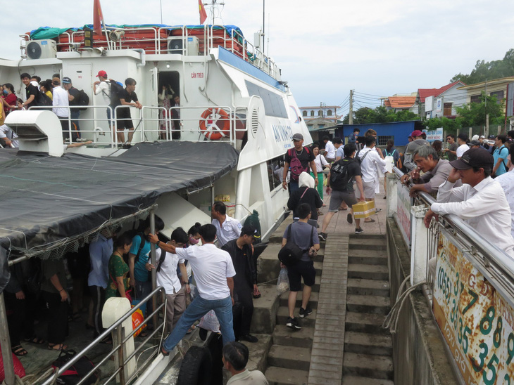 2.000 du khách kẹt ngoài đảo Lý Sơn đã vào bờ - Ảnh 1.
