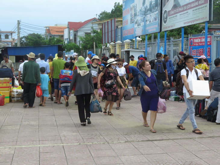 2.000 du khách kẹt ngoài đảo Lý Sơn đã vào bờ - Ảnh 2.