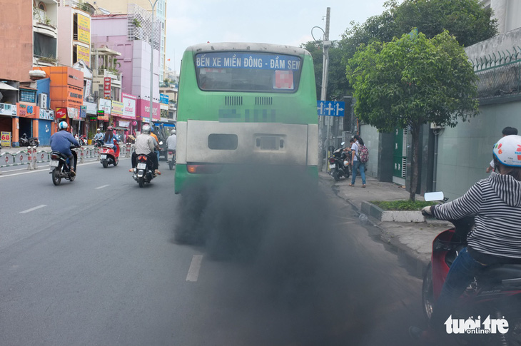 Từ 6-6, TP.HCM tăng cường đo khí thải của xe buýt, xe tải - Ảnh 1.