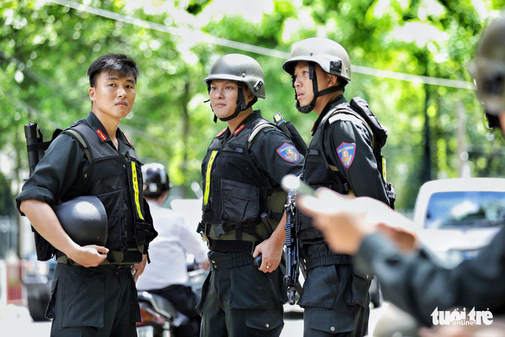 An ninh dày đặc trong buổi tuyên án nhóm khủng bố sân bay Tân Sơn Nhất - Ảnh 4.