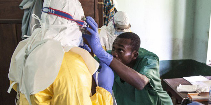 Giám sát tại cửa khẩu để ngăn bệnh Ebola - Ảnh 1.
