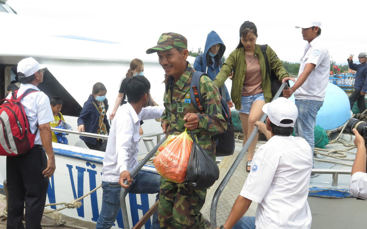 2.000 du khách kẹt ngoài đảo Lý Sơn đã vào bờ
