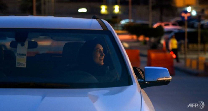 Ả Rập Saudi bắt đầu cấp bằng lái xe cho phụ nữ - Ảnh 1.