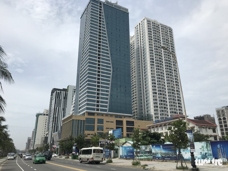 Mường Thanh Đà Nẵng không tự giác tháo dỡ công trình vi phạm - Ảnh 1.