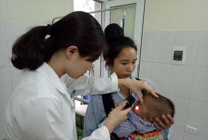 Bé 7 tháng phải bỏ nhãn cầu vì nhỏ sữa mẹ chữa loét giác mạc - Ảnh 1.