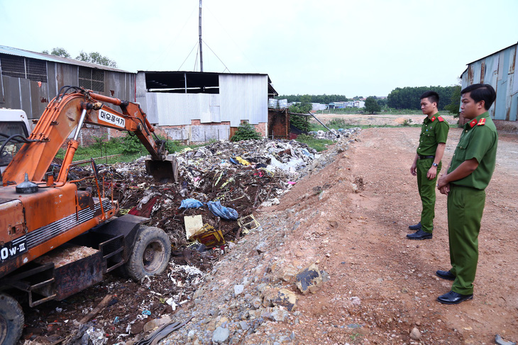 Bắt quả tang cơ sở chôn trộm 80 tấn rác thải công nghiệp - Ảnh 2.