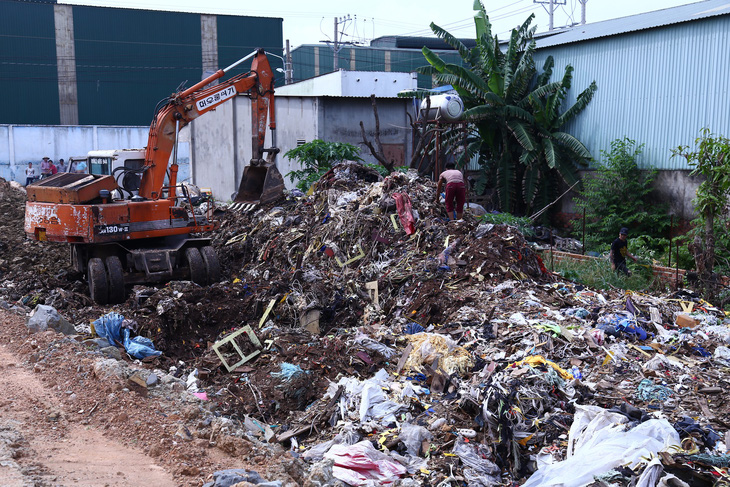 Bắt quả tang cơ sở chôn trộm 80 tấn rác thải công nghiệp - Ảnh 1.