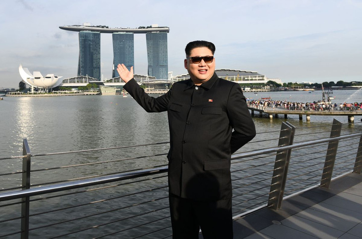 Kim Jong Un giả bị tạm giữ, thẩm vấn tại Singapore - Ảnh 1.