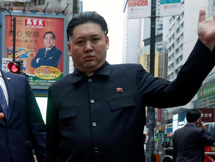 Kim Jong Un giả bị tạm giữ, thẩm vấn tại Singapore - Ảnh 2.