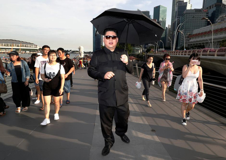 Kim Jong Un giả bị tạm giữ, thẩm vấn tại Singapore - Ảnh 3.