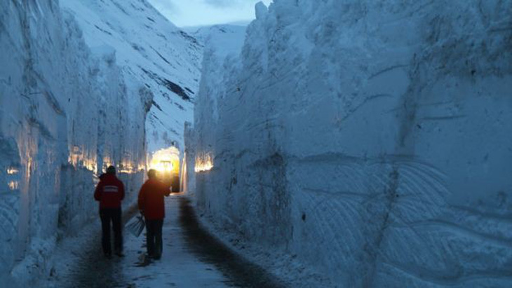13.000 du khách mắc kẹt do bão tuyết trên dãy Alps - Ảnh 7.