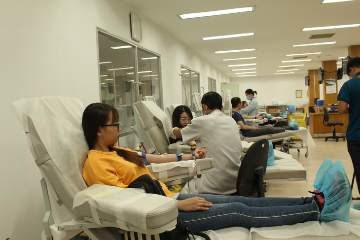 Gần 200 người tham gia hiến máu vì bệnh nhân ung thư - Ảnh 2.