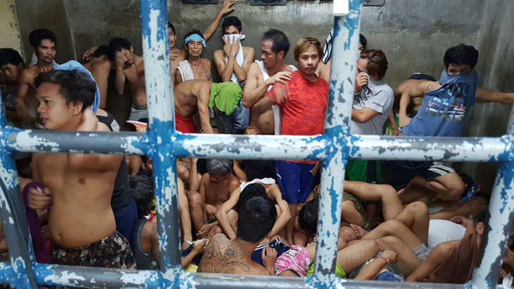 Ở Philippines, ngồi hóng mát có khi cũng bị hốt về đồn cảnh sát - Ảnh 1.
