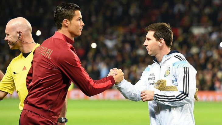 Thế giới xẻ nửa trong ngày Messi gọi Ronaldo về nước - Ảnh 8.