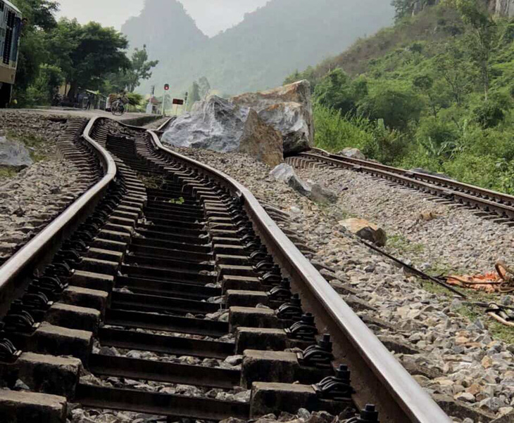 Đá cả trăm tấn rơi từ núi, đường sắt Bắc - Nam ở Quảng Bình hỏng nặng - Ảnh 1.