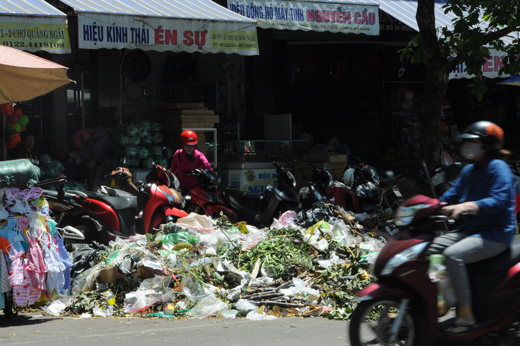 Hỏa tốc xử lý cả nghìn tấn rác ùn ứ ở TP Quảng Ngãi - Ảnh 3.