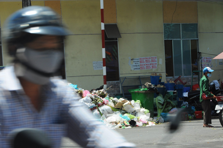 Hỏa tốc xử lý cả nghìn tấn rác ùn ứ ở TP Quảng Ngãi - Ảnh 1.