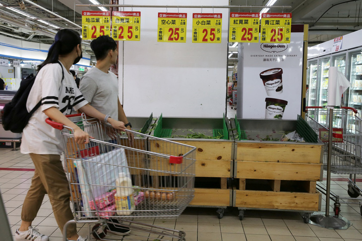 Dân Đài Loan vét sạch hàng siêu thị phòng bão lớn - Ảnh 1.