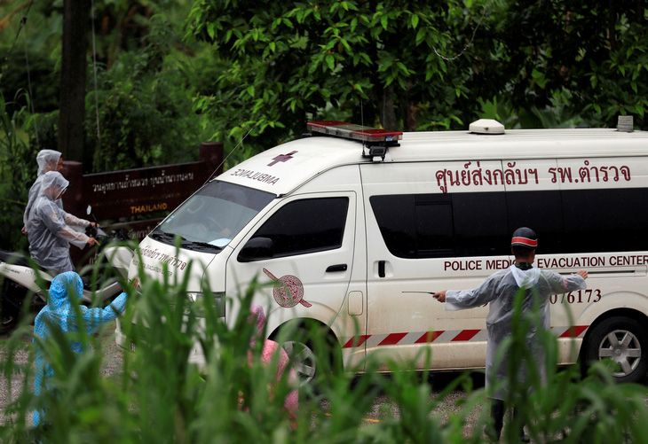 Thái Lan bắt đầu giải cứu nốt đội bóng trong mưa lớn - Ảnh 1.