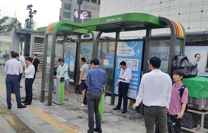 Vùng cách ly người hút thuốc trên vỉa hè Seoul - Ảnh 3.