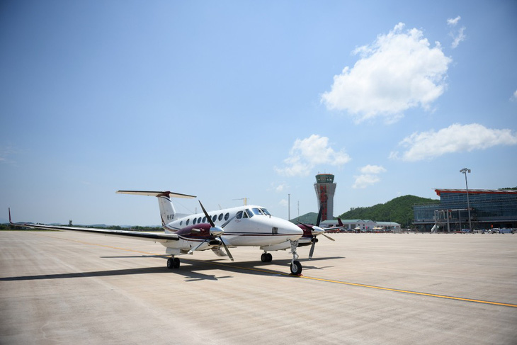 Chuyến bay hiệu chuẩn đầu tiên hạ cánh an toàn xuống sân bay Vân  Đồn - Ảnh 1.