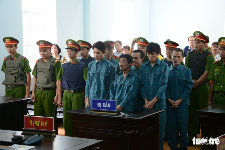 Gây rối ở Bình Thuận, 6 bị cáo bị phạt tù từ 24-30 tháng - Ảnh 1.