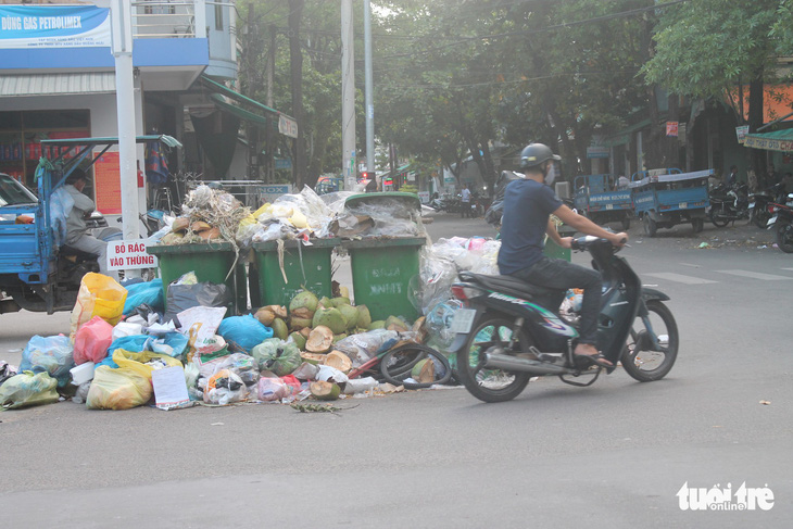 Rác ngập TP Quảng Ngãi, tỉnh hỏa tốc đưa rác vượt 40km xử lý - Ảnh 2.