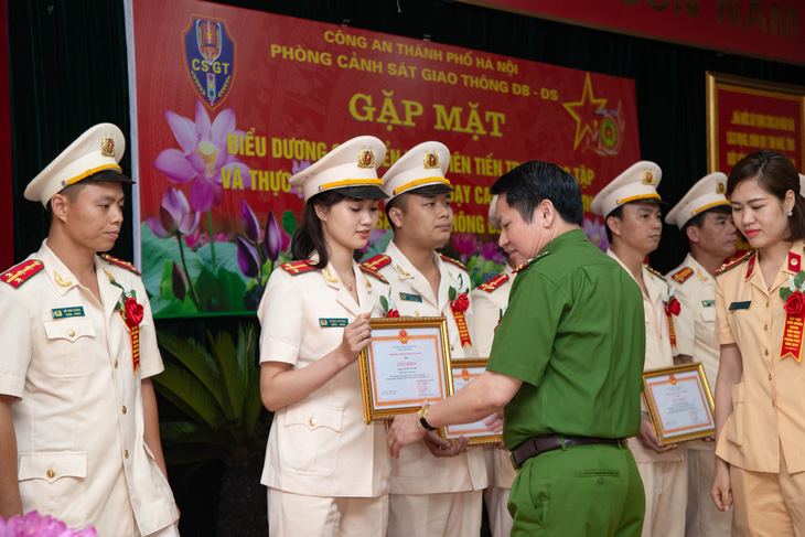 112 cảnh sát giao thông Hà Nội được khen thưởng đột xuất - Ảnh 1.