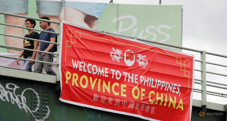 Dân Philippines giận đùng đùng vì các băngrôn Philippines là tỉnh của Trung Quốc - Ảnh 1.