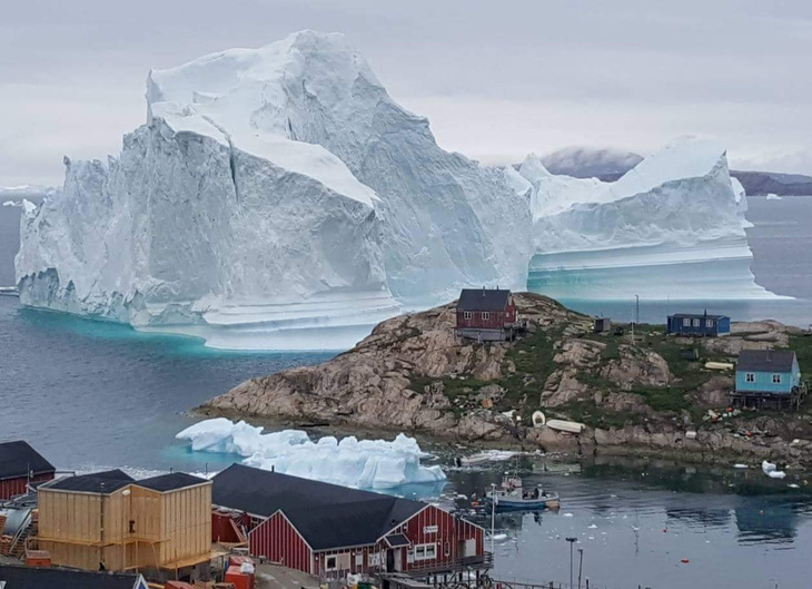 Rùng mình với tảng băng trôi đe dọa cả làng ở Greenland - Ảnh 1.